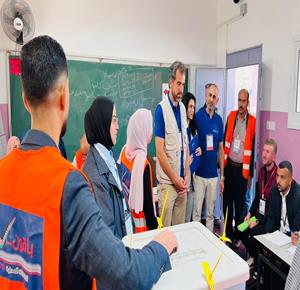 جانب من انتخابات بلدية بيت كاحل شمال غرب الخليل.(عدسة شادية سلطان/ وفا)